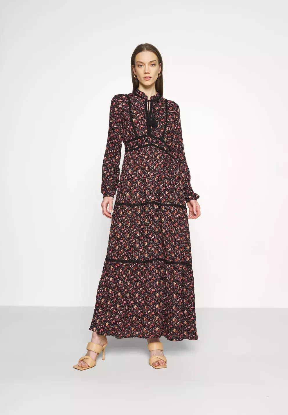 <p><em>Vero Moda, VMALICE ANCLE DRESS - Maxi šaty - navy blazer, 1 080 Kč.</em></p>
