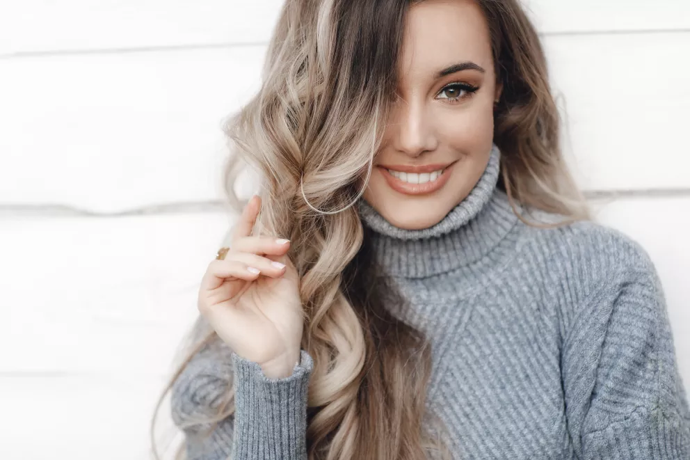 žena s krásnými vlasy