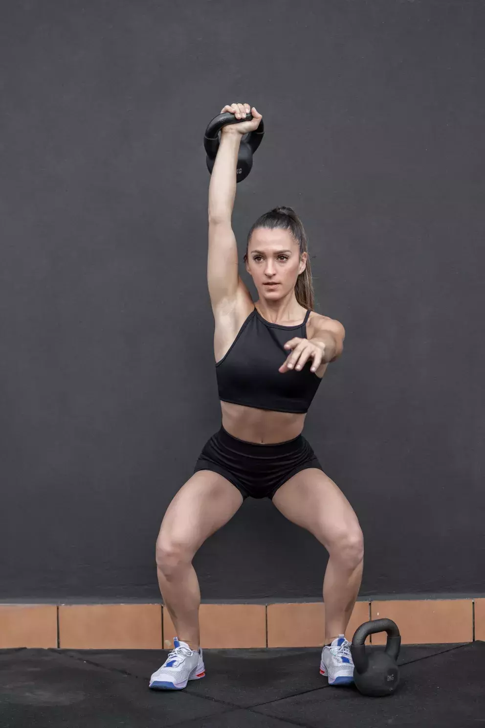 Dřep u zdi se závažím