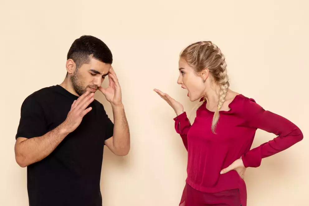 <p>Manžel chce, aby paní Alena šla na potrat. Ta si myslí, že když se těhotenství událo, měla by to přijmout a dítě vychovat. </p>
