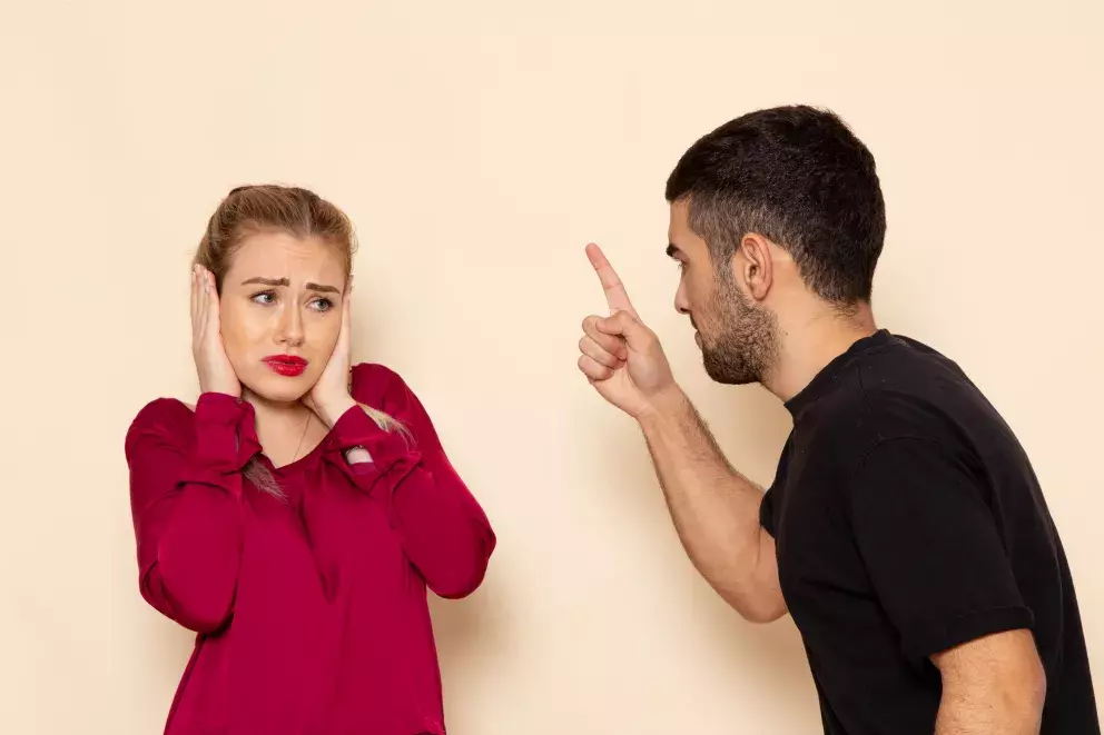 <p>Od oznámení této velké události se oba manželé jen hádají. Přitom do té doby měli pohodový vztah. Nyní jsou hádky na denním pořádku, oba řeší, jak se k situaci postavit a co dělat.</p>
