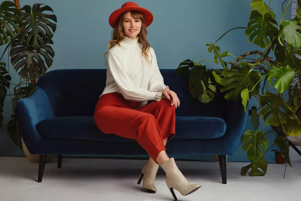 <p>Pokud máte rádi klasiku, bílá halenka i košile jsou stále in. Nebojte se ale experimentovat s materiály a outfit ozvláštněte barevnými doplňky.</p>
