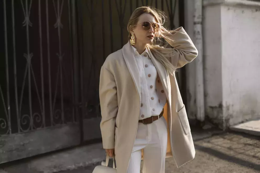 <p>Bílou košili nebo halenku pomohou ozvláštnit i knoflíky anebo netradiční patern.</p>
