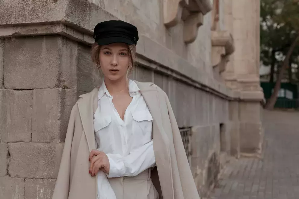 <p>Bílé halenky nikdy nevyjdou z módy. Letos se ale nebojte ozvláštnit je velkým límcem anebo volány či balonovými rukávy.</p>
