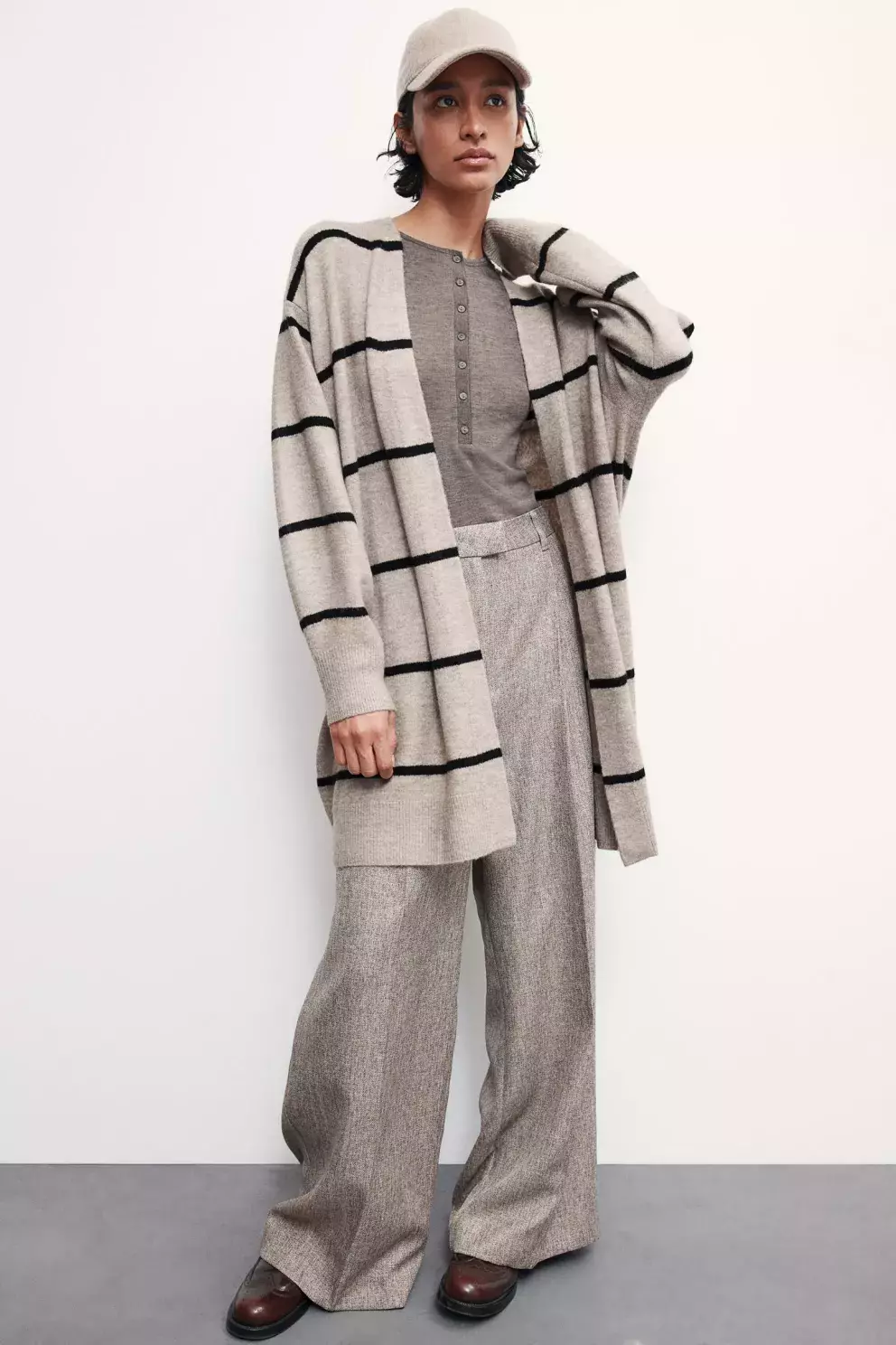 Dlouhý propínací svetr, H&M, 479 Kč