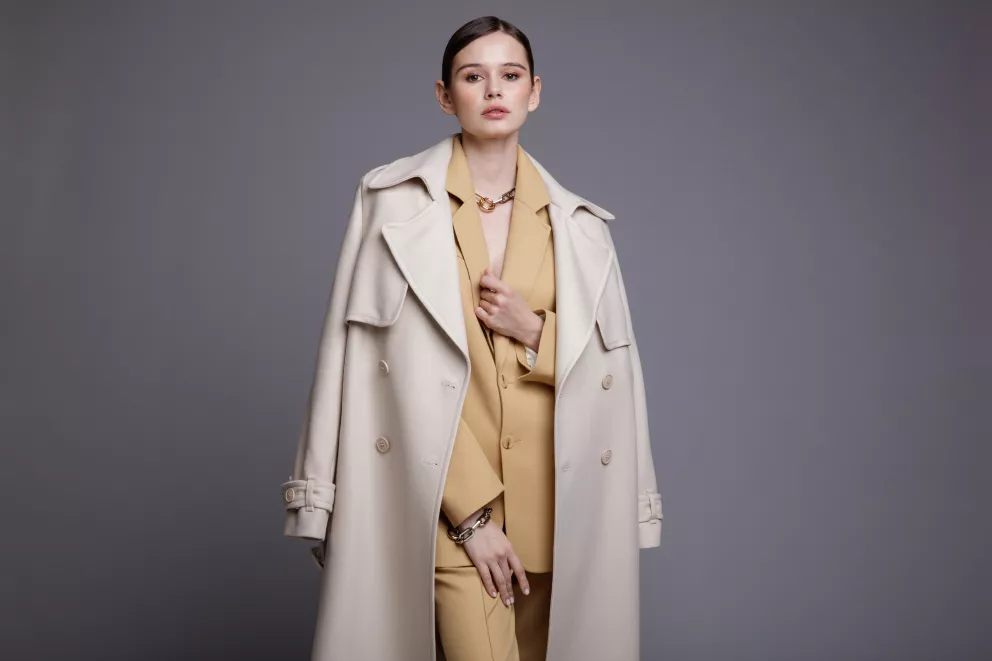 Typu hruška sluší oversize rovné kabáty a kalhoty s vysokým pasem