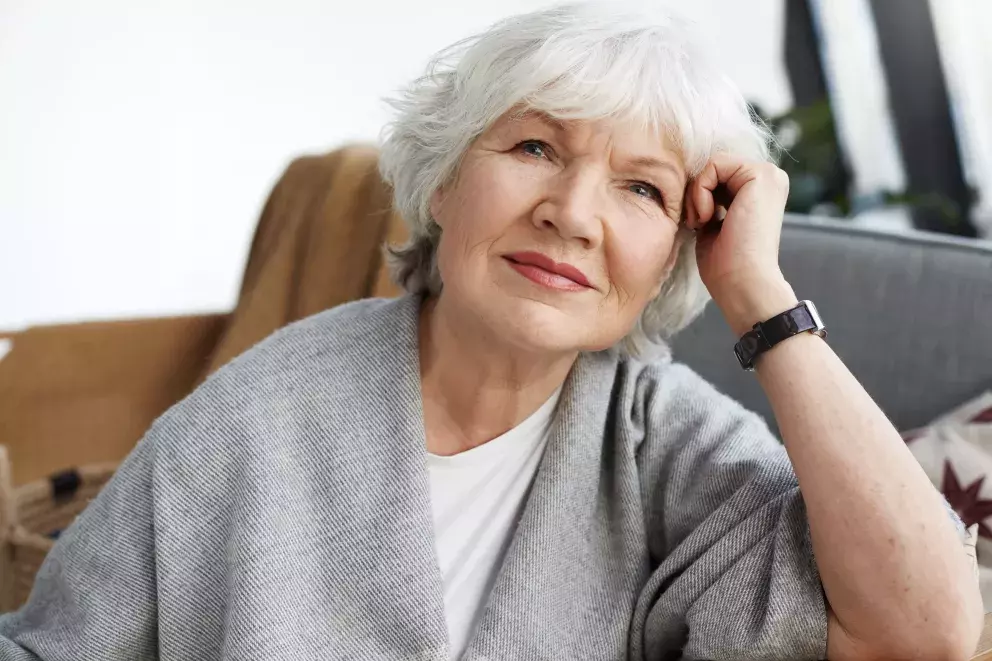 <p>Paní Tereza tak nechápala, co všechno se děje. Přišel rozvod, prodání domu, vyrovnání všech dluhů a změny. Nový malý byt, nová práce. Kromě toho se její exmanžel rozhádal i s rodinou, se syny, kteří stojí za svou mámou. </p>
