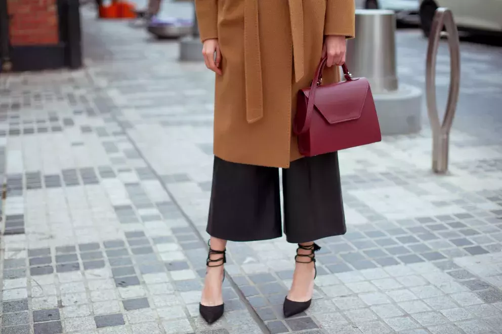 Bordó kabelka v krásném souladu s dalšími barvami podzimu 2024