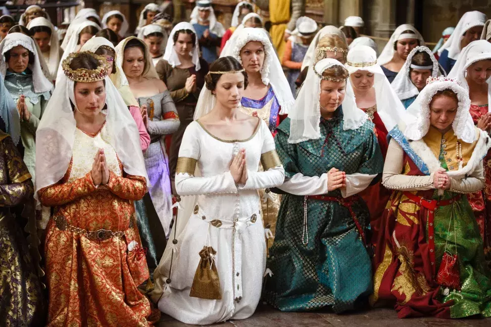 Rekonstrukce korunovace Blanky z Valois v roce 2016, v dobových kostýmech