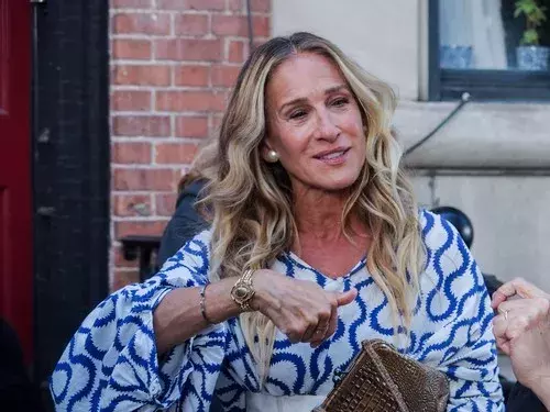<p>Sarah Jessica Parker právě natáčí další pokračování seriálu And just like that.</p>
