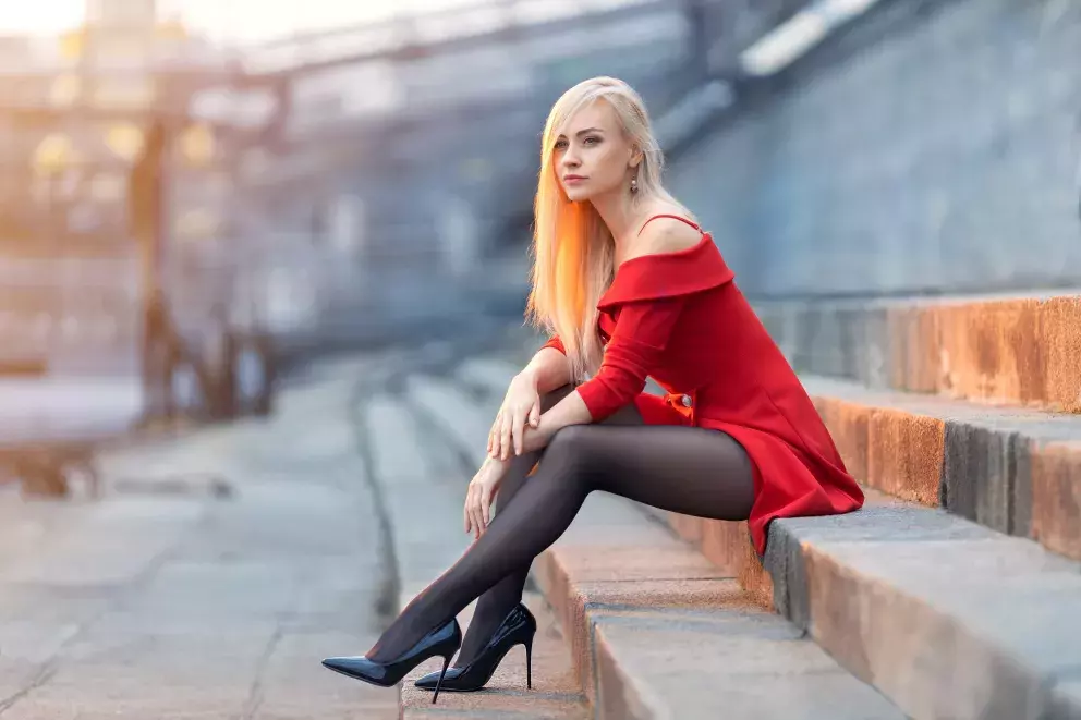 Nebojte se jednobarevné punčocháče kombinovat s veselými zářivými barvami.