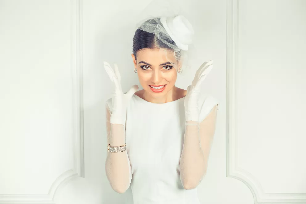 žena ve svatebních šatech