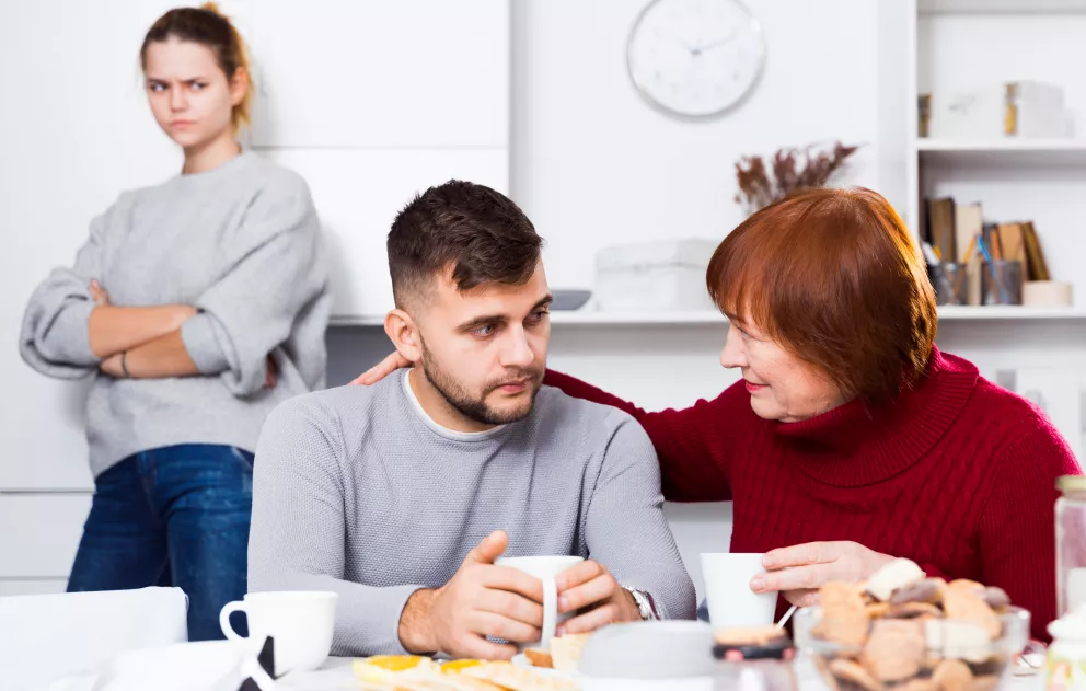 Tchyně, syn a jeho přítelkyně