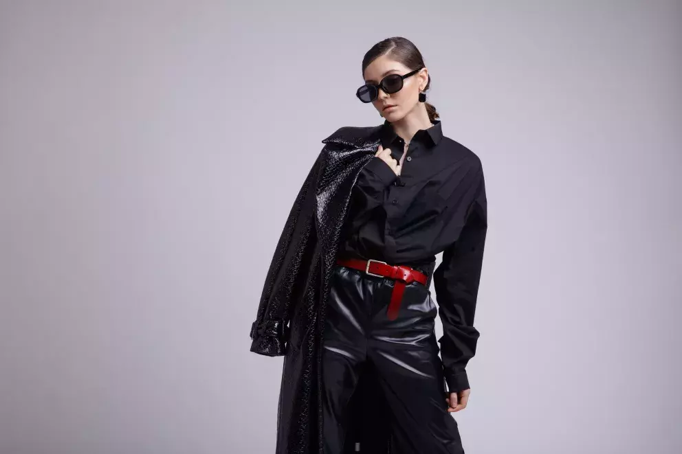 žena s kabátem před rameno