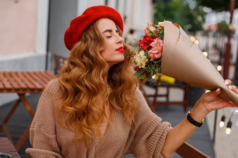 žena v dlouhém svetru