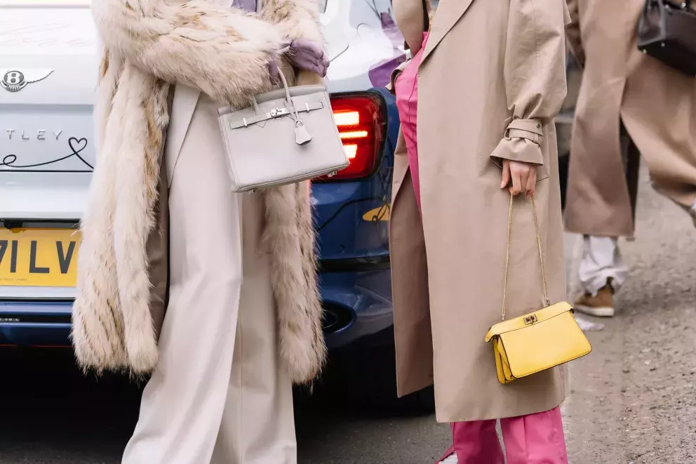 ženy držící kabelku