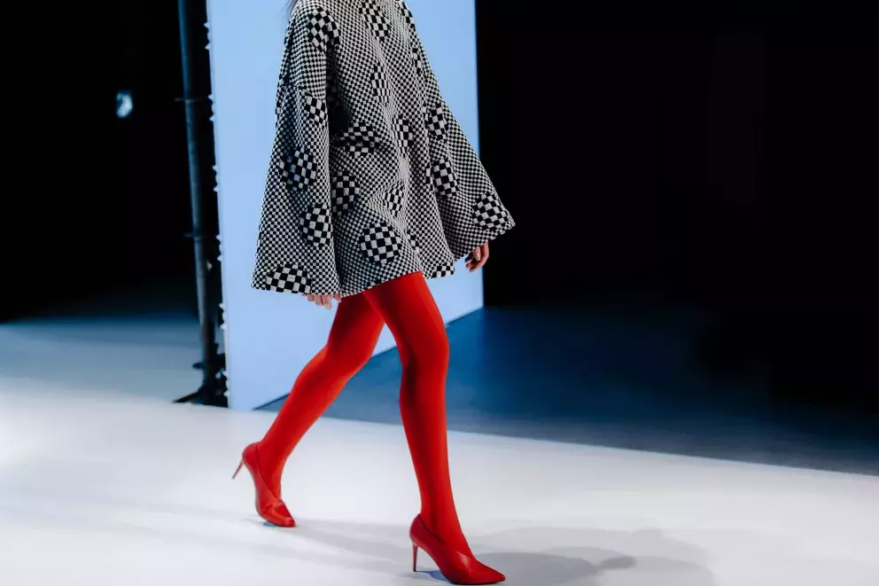 žena v červených punčochách