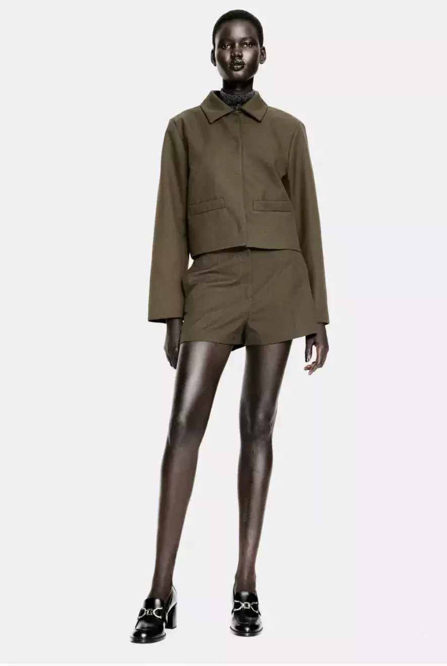 Elegantní khaki šortky s vysokým pasem, H&M, 599 Kč