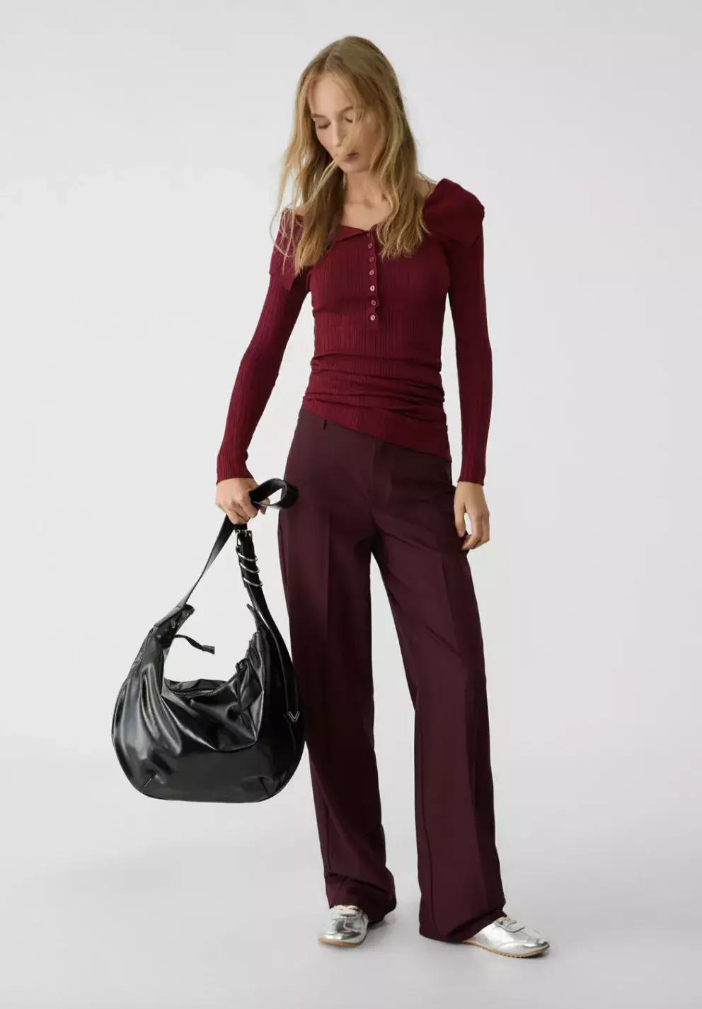 Široké kalhoty v moderní bordó barvě, Stradivarius, Zalando, 649 Kč