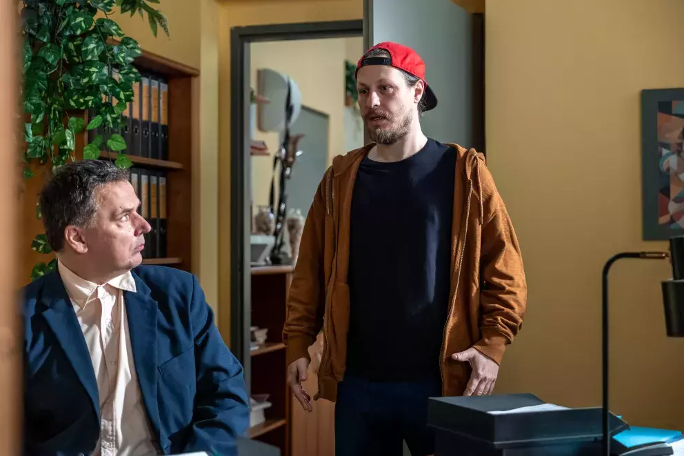 <p>Nekonečný seriál Ulice sleduje dramatické osudy několika spřátelených rodin</p>
