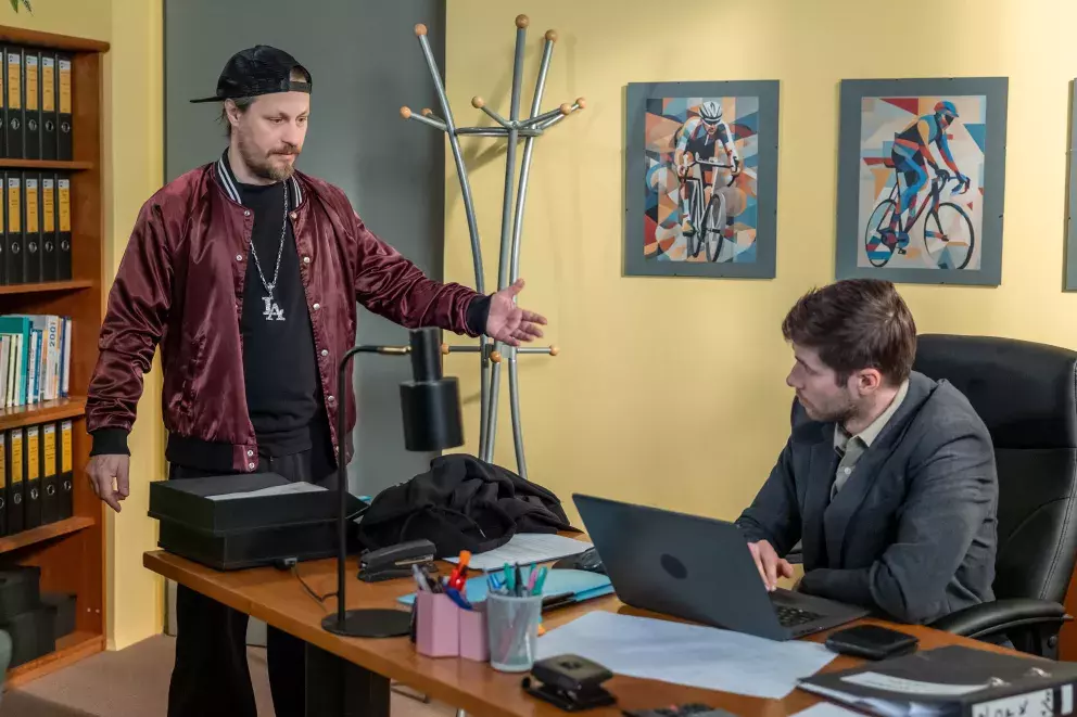 <p>Nekonečný seriál Ulice sleduje dramatické osudy několika spřátelených rodin</p>
