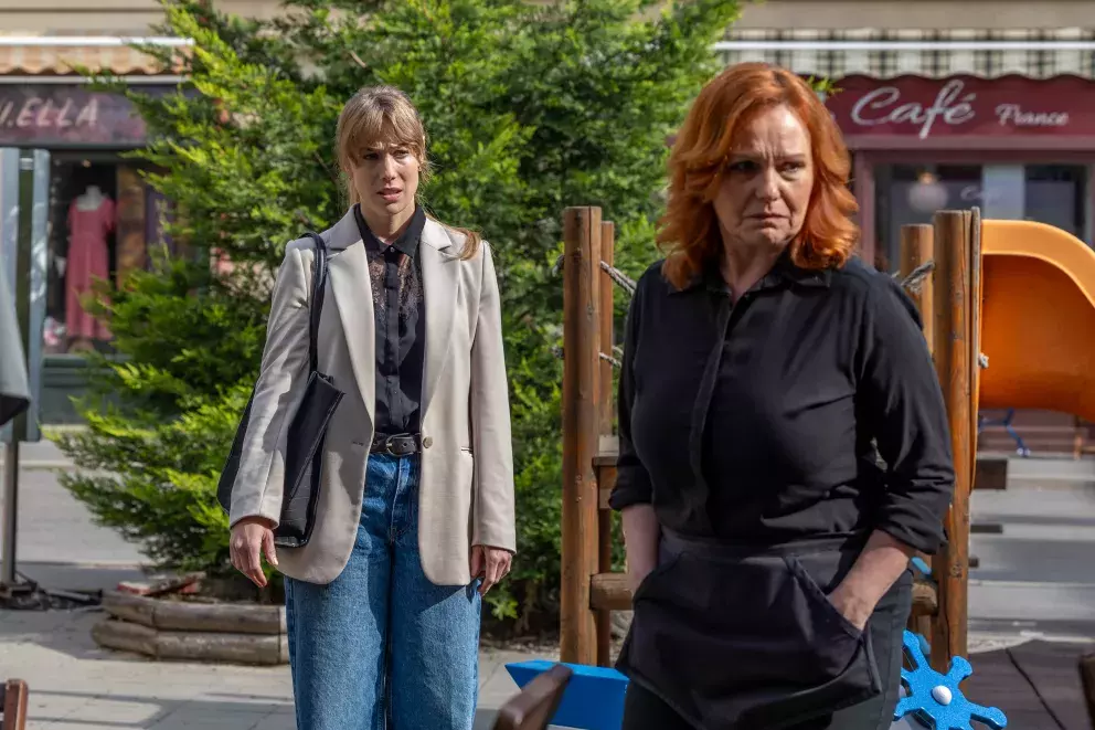 <p>Nekonečný seriál Ulice sleduje dramatické osudy několika spřátelených rodin</p>
