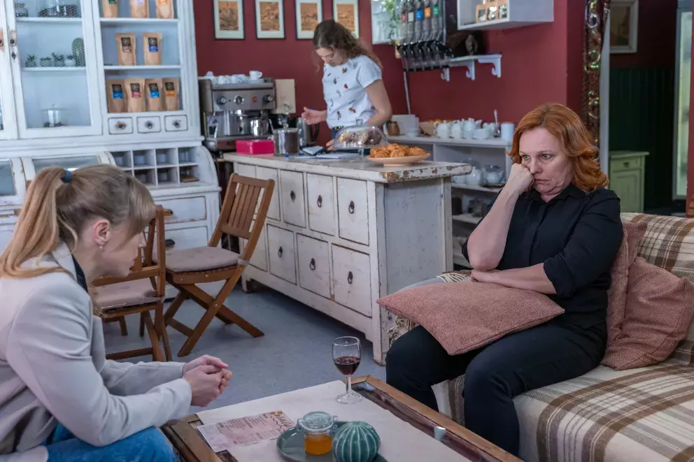 <p>Nekonečný seriál Ulice sleduje dramatické osudy několika spřátelených rodin</p>
