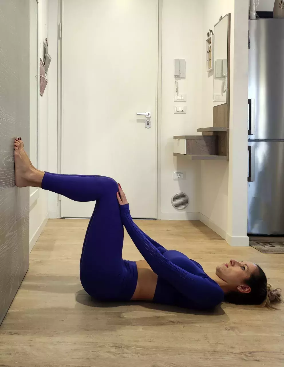 <p>Most o zeď. Začínáme vleže na zádech s nohama celou plochou opřenýma o zeď.</p>
