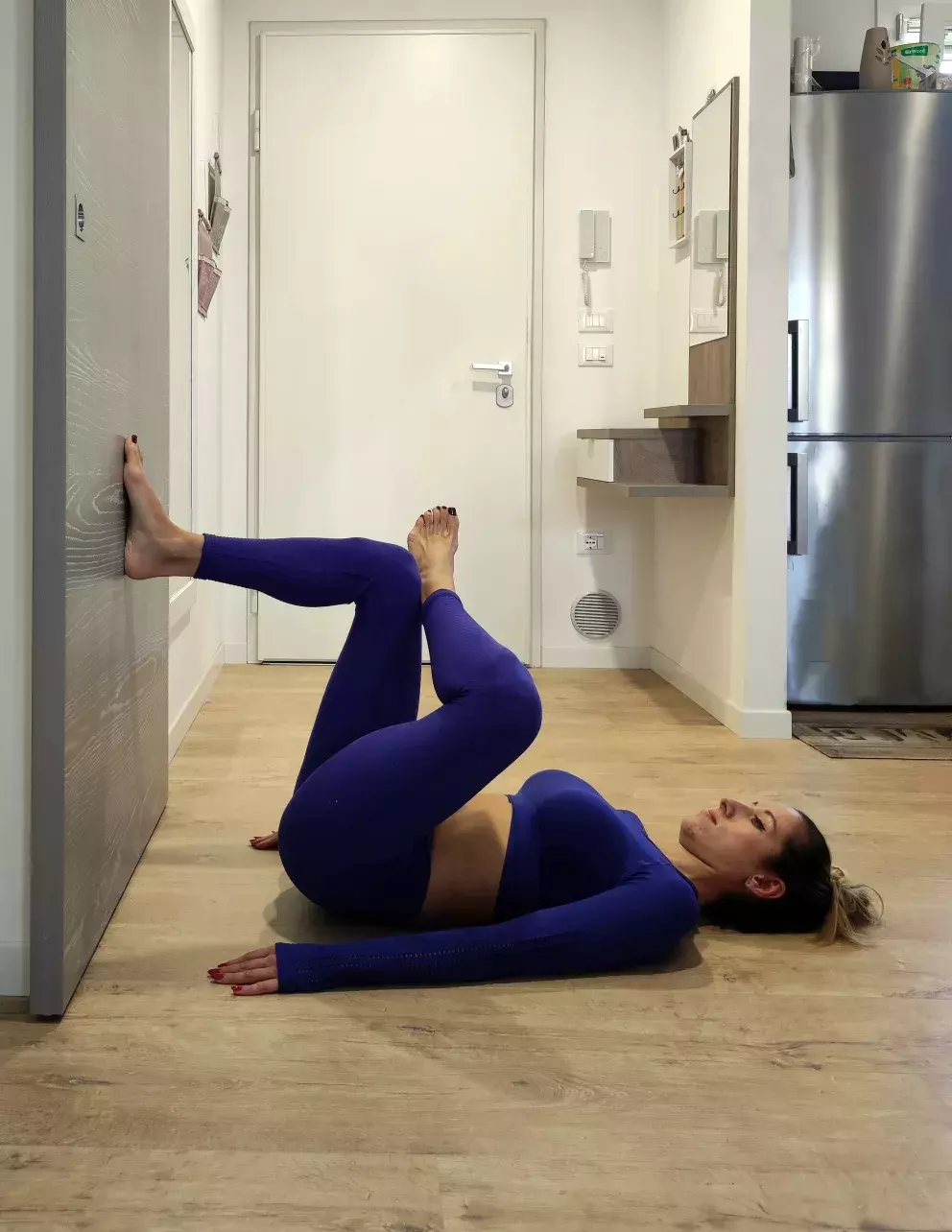 <p>Když už jste pokročilejší, cvik lze variovat. Například překřížením nohy, kdy pak zvedáte trochu vyšší váhu a posilujete postupně různé svalové skupiny.</p>
