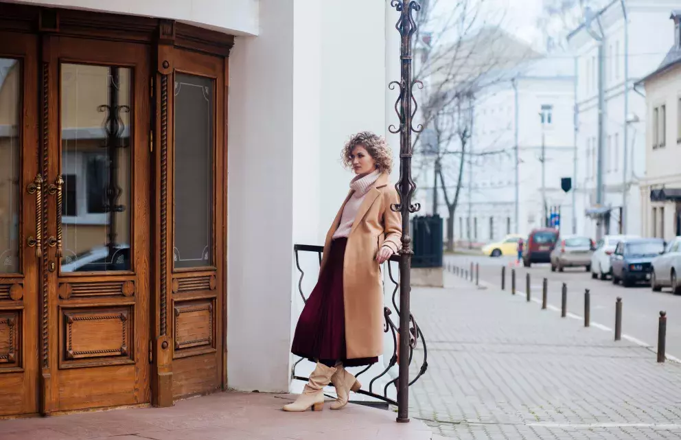 <p>Díky své jednoduchosti a čistým liniím sluší trenčkot prakticky všem typům postav.</p>
