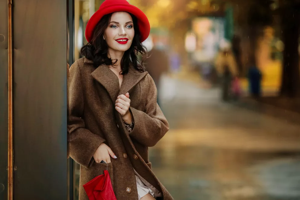 Foto 1 k článku Trenčkot, baloňák, armádní styl nebo věčná elegance: Kabáty pro podzim 2024, které sluší všem
