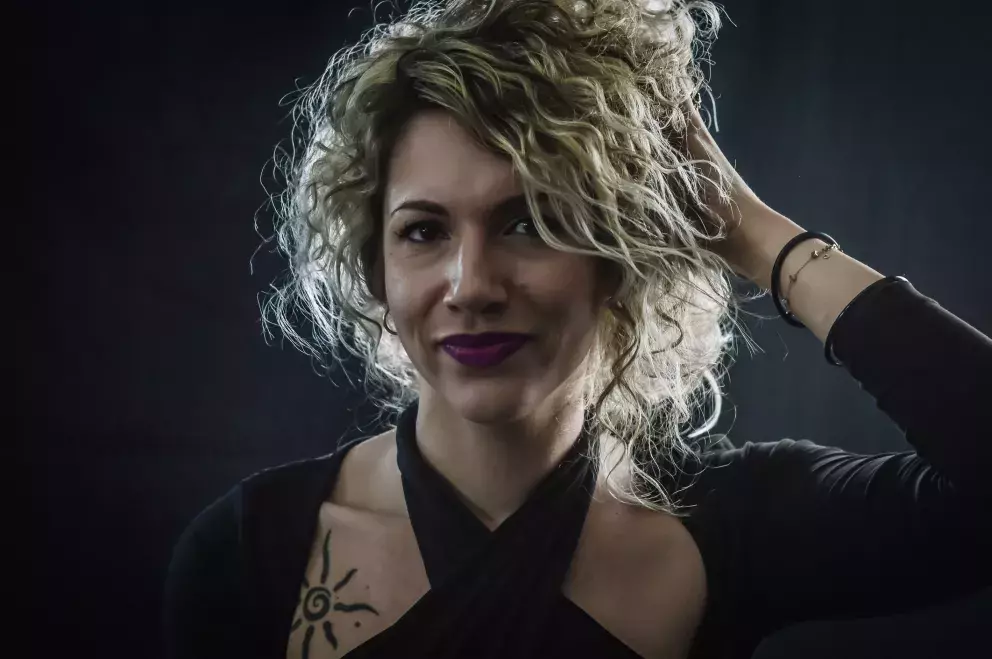 <p>Mnoho žen si myslí, že dlouhé vlasy působí mladistvě, ale s přibývajícím věkem může příliš dlouhá hříva vypadat těžkopádně a unaveně. Jsou ale lidé, kterým dlouhé vlasy sluší i po 50.</p>
