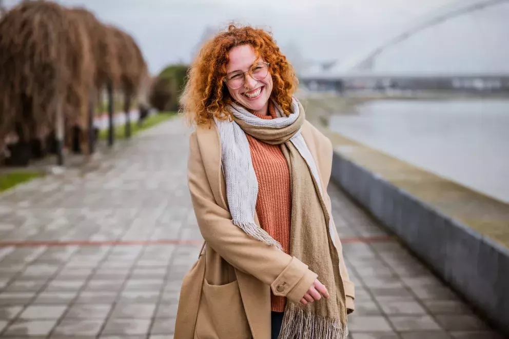 <p>Správně zvolené doplňky mohou celý outfit povýšit na vyšší úroveň. K trenčkotu se skvěle hodí minimalistické kabelky nebo kožené rukavice či šátky a šály kolem krku.</p>
