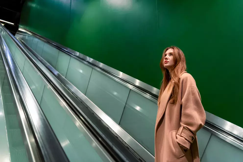 <p>Podzimní sezóna 2024 je bohatá na různé materiály a textury. Vlněné kabáty dominují díky své funkčnosti a schopnosti udržet teplo, ale také materiály jako kůže a směsové látky jsou velmi populární.</p>
