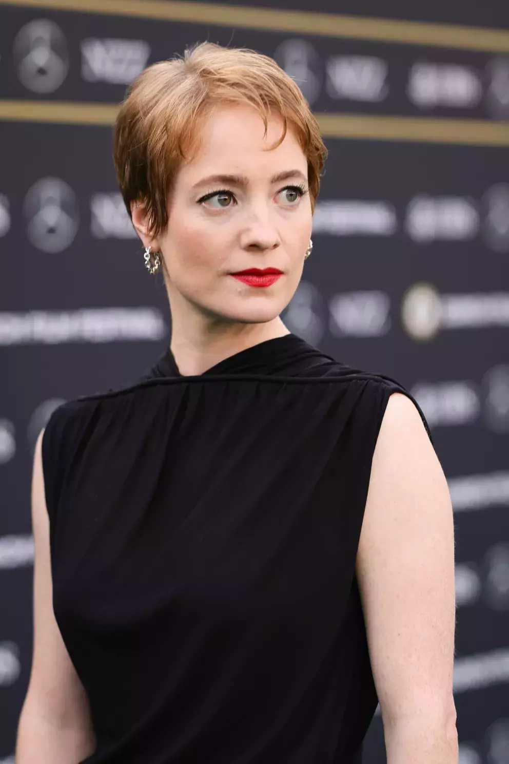 <p>Máte-li jemnější vlasy, můžete zvolit krátký sestříhaný účes jako herečka Leonie Benesch.</p>
