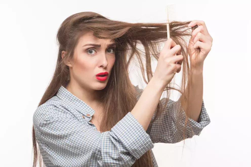 <p>Mnoho žen po 40 péči o vlasy zanedbává a po 50 se nám to všechno sečte. Péče o vlasy je přitom klíčová.</p>
