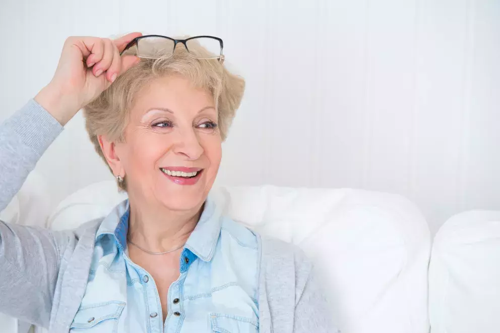 <p>Vidíte? I po 60, nejen po 50, mohou vaše vlasy vypadat mladistvě díky promelírování. Jednotná barva by tolik parády neudělala. A nemusíte nosit zrovna helmu, kterou uvidíte na následující fotografii.</p>
