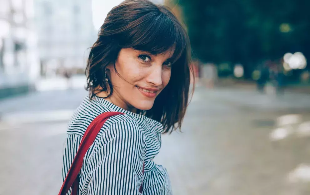 <p>Černé barvě bychom se měly po 50 vyhýbat, zato tmavě hnědá s jemnými odlesky nám rozhodně neublíží, zejména pokud máme tmavší pleť.</p>
