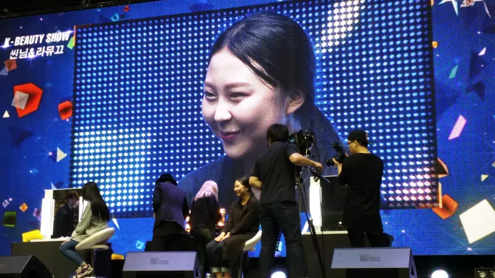 <p>Podobné akce však mají samozřejmě v Koreji daleko delší tradici. Boom K-Beauty do Evropy nastal až kolem roku 2020. Tato fotografie je z konference K-Beauty Show z roku 2015.</p>
