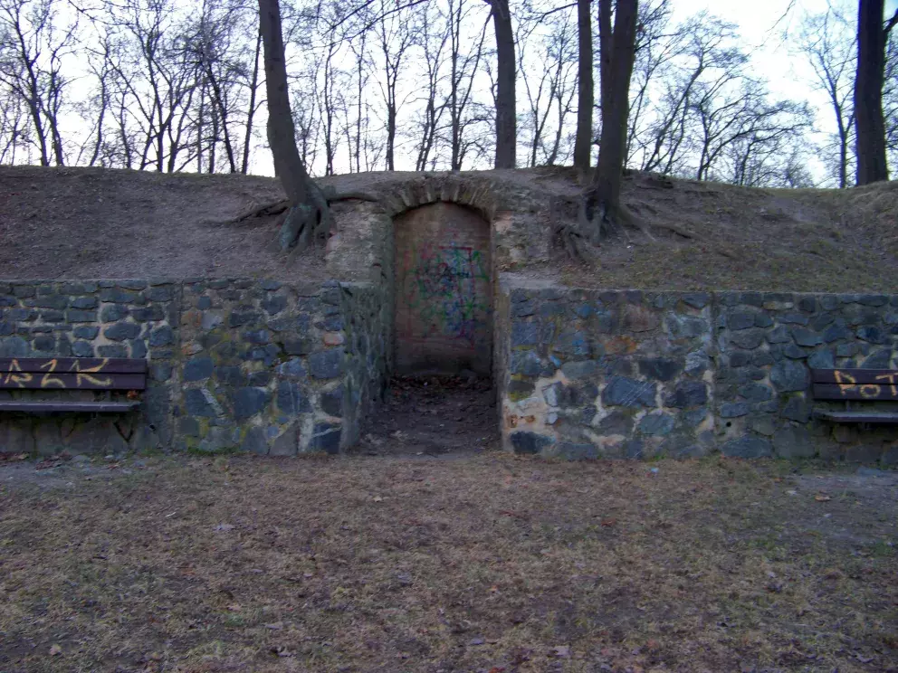 Parukářka, dveře do podzemí