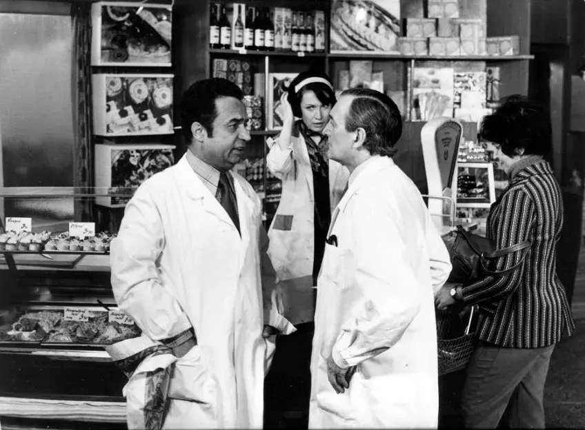 <p>Bohužel ani nejlepší herci se v dobách normalizace nevyhnuli dobově poplatným seriálů. Zde Vladimír Menšík, Hana Maciuchová, Zdeněk Řehoř v Ženě za pultem.</p>
