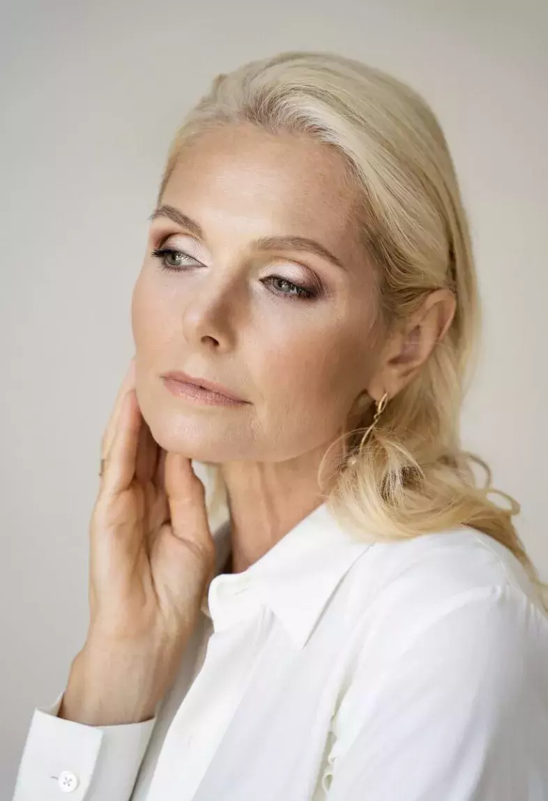 <p>Rtěnku je dobré zafixovat jemným přepudrováním. Tento krok zajistí, že rtěnka vydrží déle a nebude se rozpíjet.</p>
