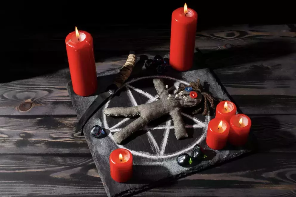 <p>Halloween je čas tajemna, legend a kouzel. Všichni si zdobíme své domovy, přestože u nás byla donedávna držena jen tradice dušiček. Americký svátek pohltil zejména děti. </p>
