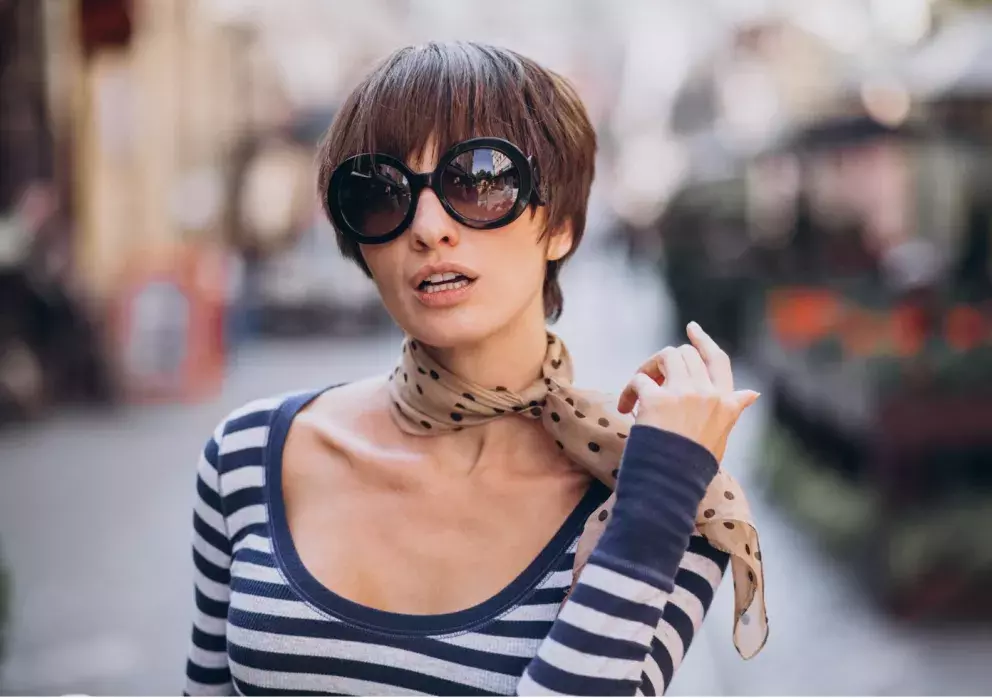 <p>Diamantový obličej má široké lícní kosti a úzké čelo i bradu. Zkuste střihy s rovnou ofinou, které rozšíří bradu, nebo mikádo po bradu.</p>
