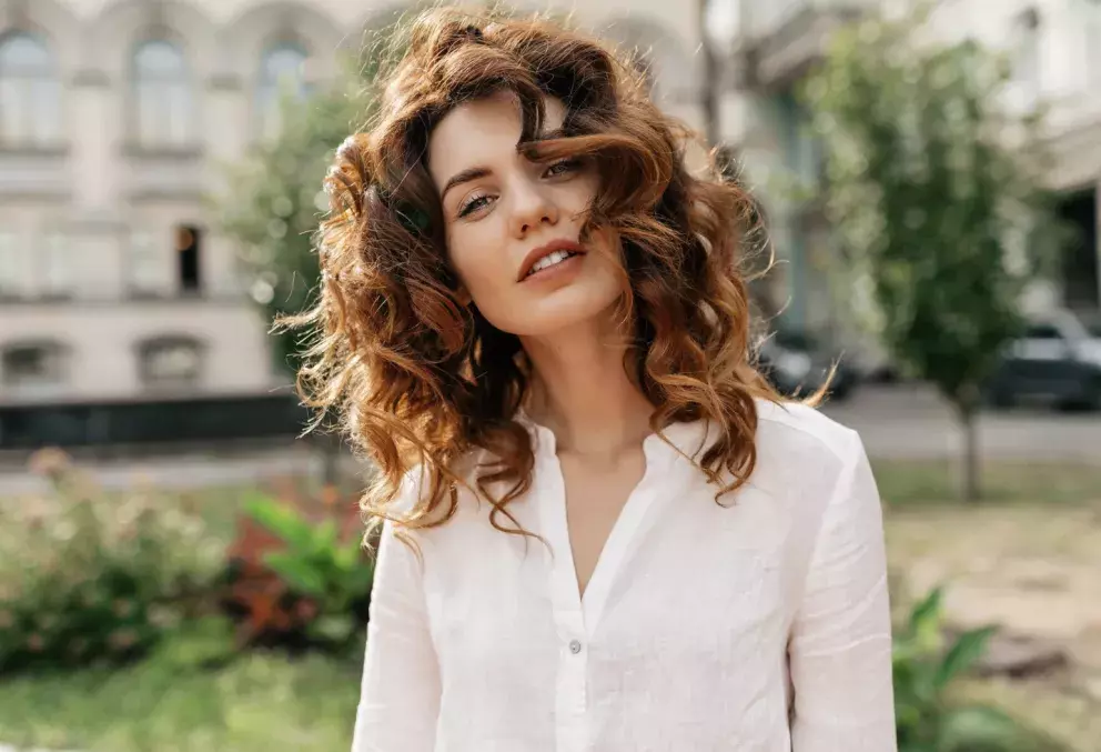 <p>Největší štěstí mají ženy s oválným obličejem a přirozeně vlnitými vlasy. Nemusejí si lámat hlavu s účesem, sluší jim všechny délky i styly.</p>
