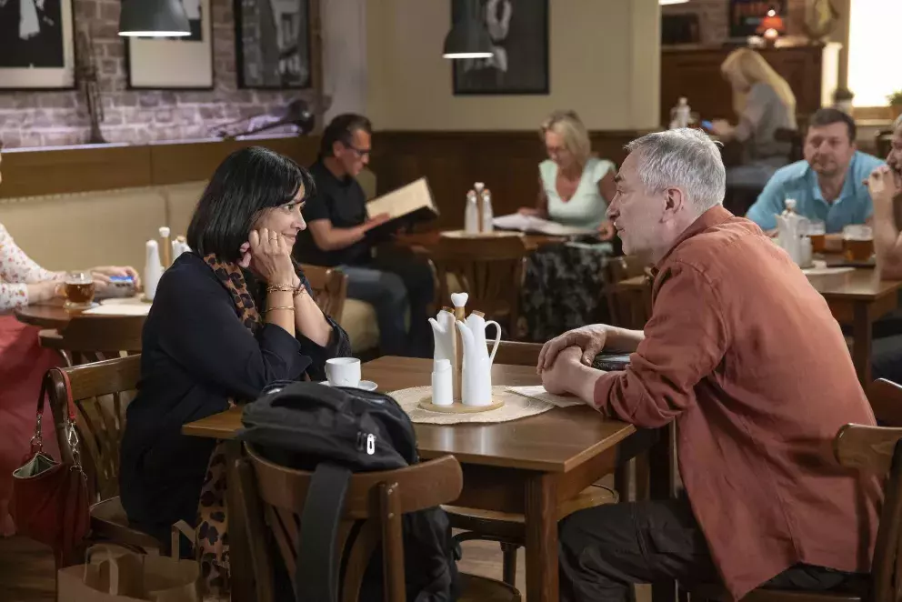 <p>Nekonečný seriál Ulice sleduje dramatické příběhy několika rodin v sousedství</p>
