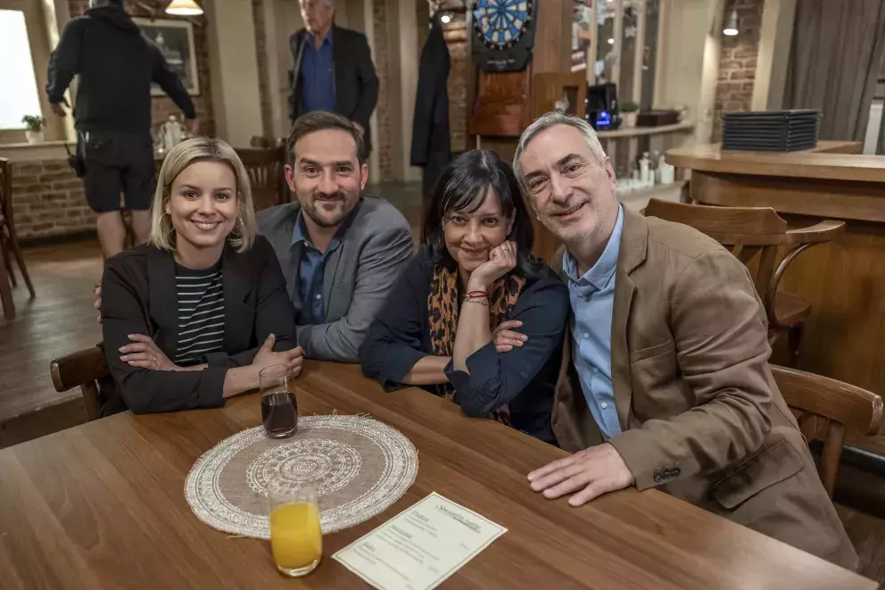 <p>Nekonečný seriál Ulice sleduje dramatické příběhy několika rodin v sousedství</p>
