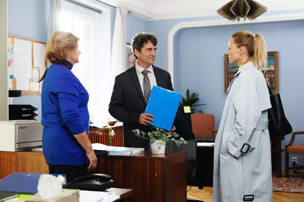 <p>Nekonečný seriál Ulice sleduje dramatické osudy několika rodin žijících v sousedství</p>
