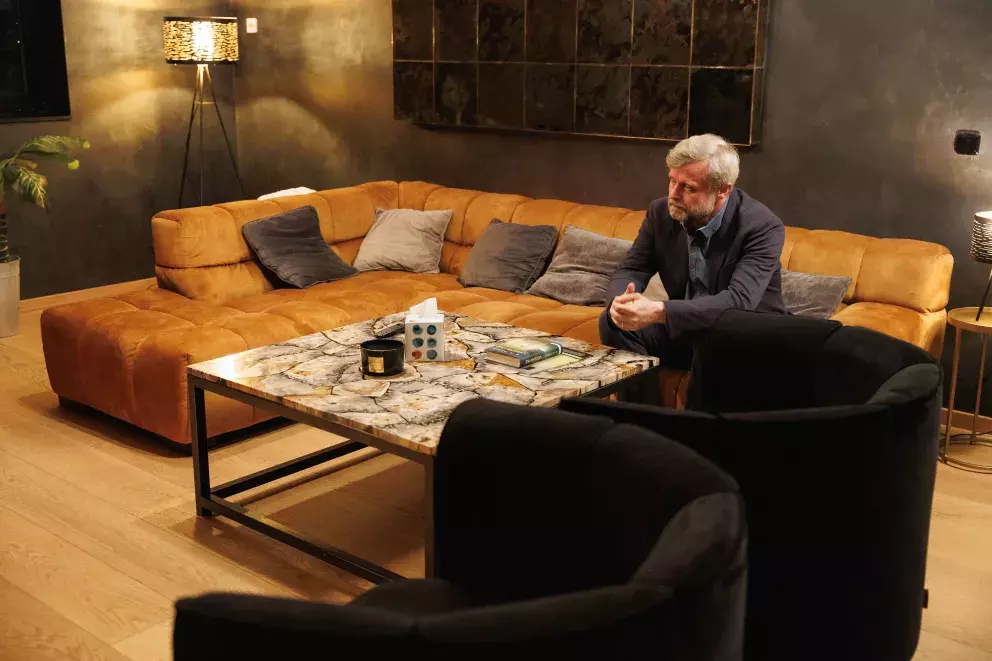 <p>Nekonečný seriál Ulice sleduje dramatické osudy několika rodin žijících v sousedství</p>
