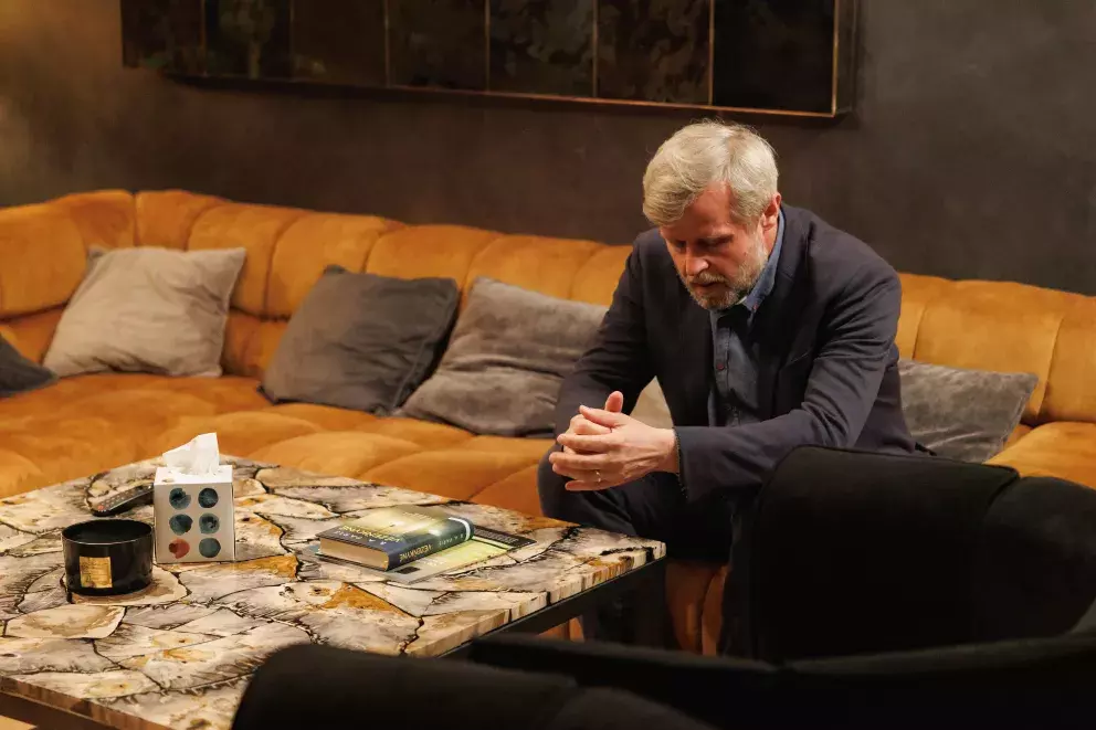 <p>Nekonečný seriál Ulice sleduje dramatické osudy několika rodin žijících v sousedství</p>
